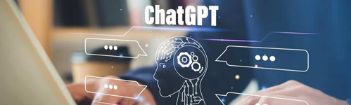 Persona planificando un viaje con ayuda de dispositivos digitales